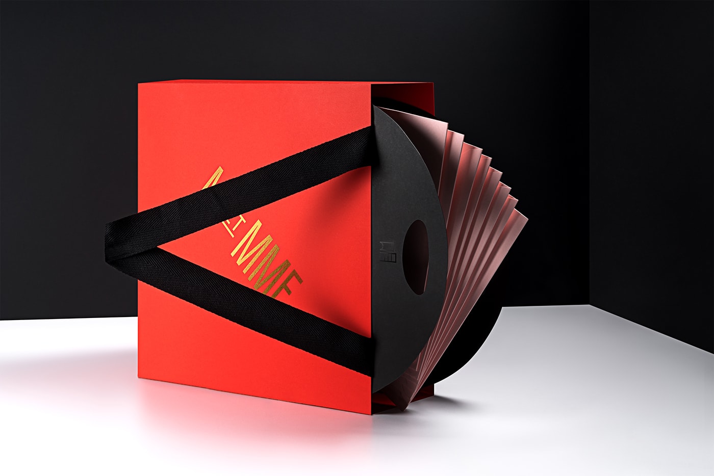國外時尚創(chuàng)意邀請函品牌形象設(shè)計案例，品牌形象設(shè)計，時尚品牌設(shè)計，品牌設(shè)計公司，深圳品牌設(shè)計，左右格局