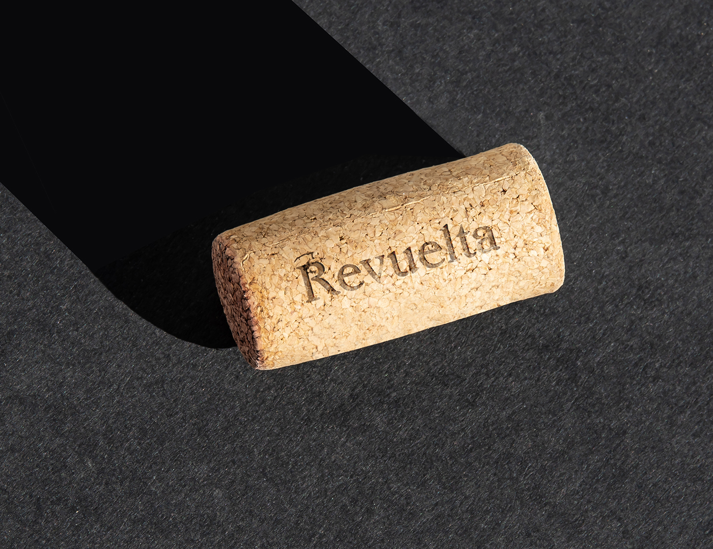 Revuelta墨西哥高端葡萄酒品牌形象設(shè)計(jì)案例欣賞，餐飲品牌設(shè)計(jì)，葡萄酒品牌設(shè)計(jì)，品牌設(shè)計(jì)公司，深圳品牌設(shè)計(jì)，左右格局